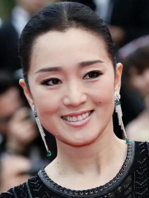 巩俐真"敢"穿,本以为正面已经够吸睛了,不料转身后更"