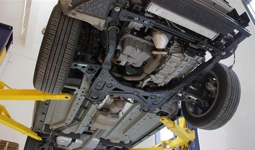 安全/用料各具    昂科拉采用全框式副车架结构,强度优于元宝梁结构