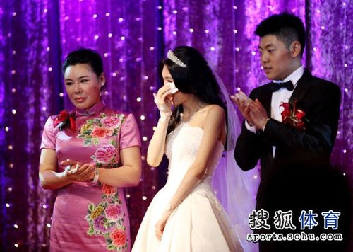 组图:梁文博热吻新娘秀恩爱 丁俊晖领衔当伴郎