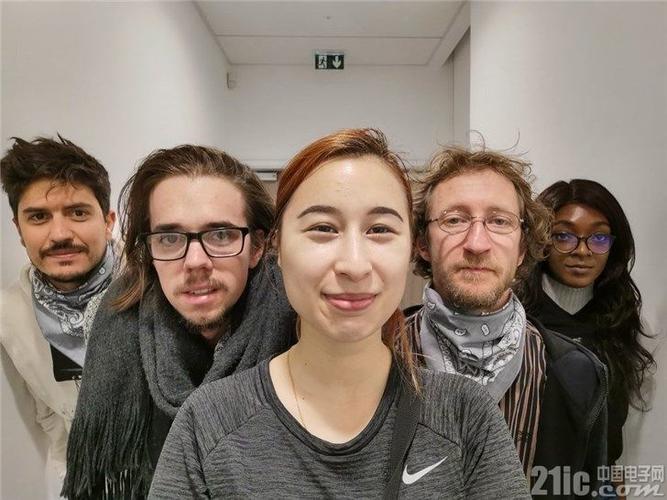 当集体合照的画面上布满人脸时,变形(画面边缘的面部拉伸和畸变)也