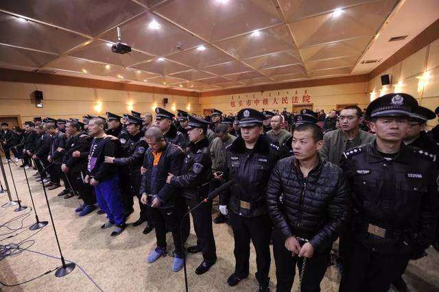 包头:27人涉黑案首犯一审被判18年