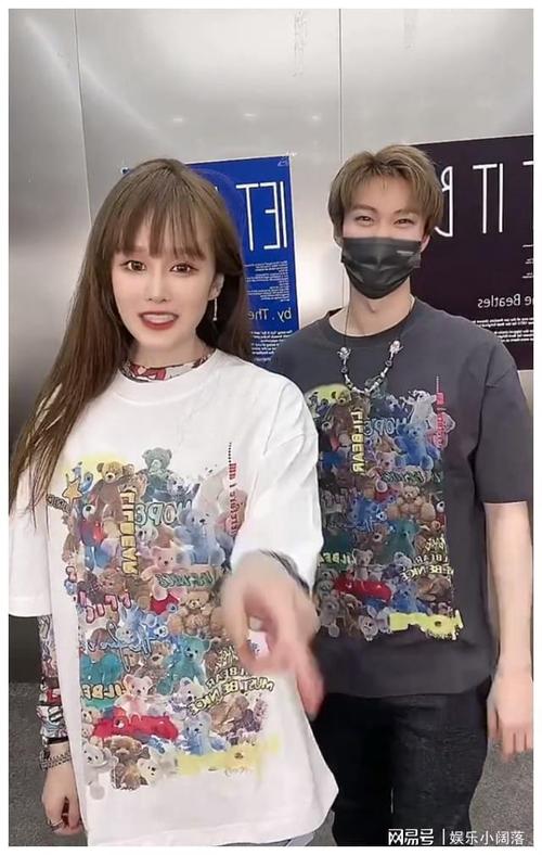 赵本山女儿球球和男友穿情侣装秀恩爱自曝快结婚了