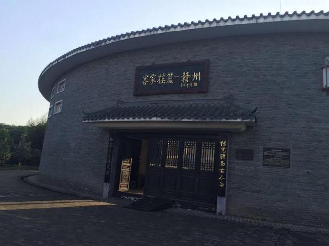 三月去客家文化城,位于赣县,从赣州过去没找到直达的