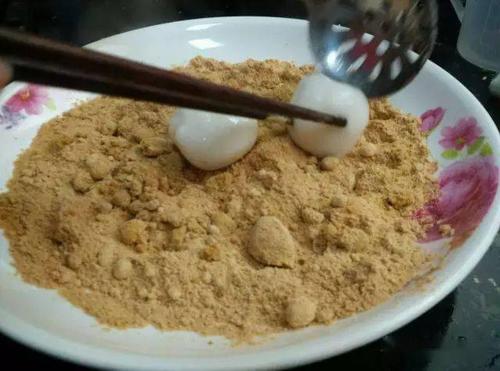 一碗裹满豆面散着浓郁糖香的豆面汤圆,让多少昆明人牵肠挂肚.