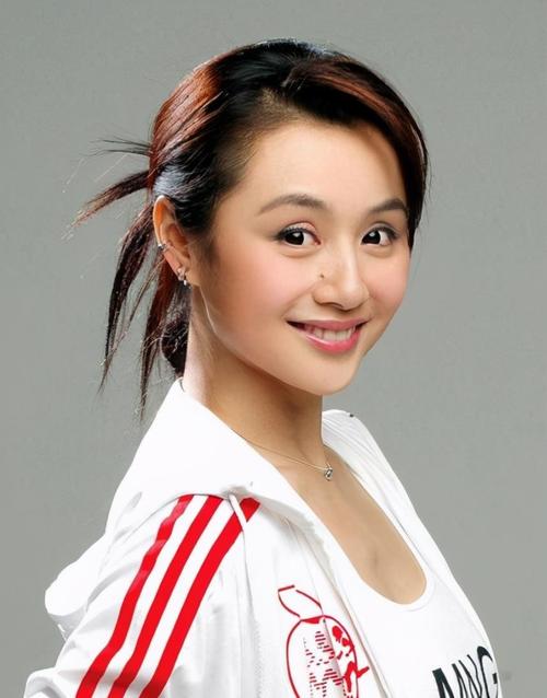 前央视主持人曹颖丈夫是国家一级演员9岁儿子成她的骄傲