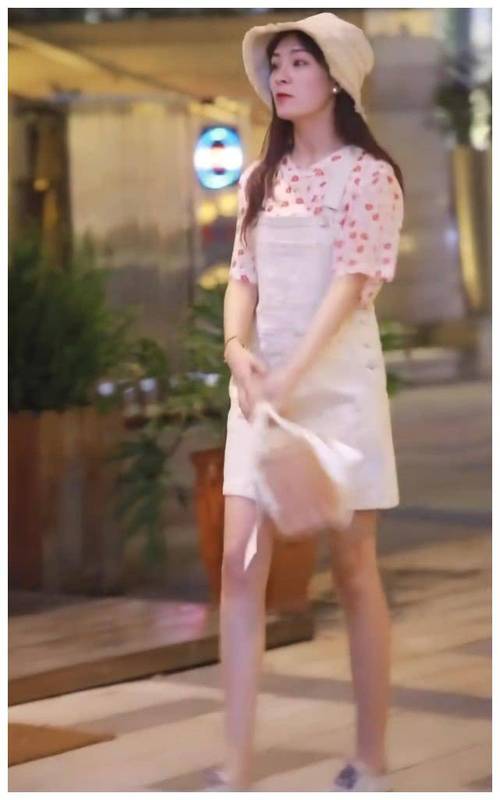 原创小姐姐真是甜过初恋啊草莓系t恤背带裙像个16岁的少女