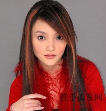 李小璐早年鼻梁平平,胸部平平,样貌平平
