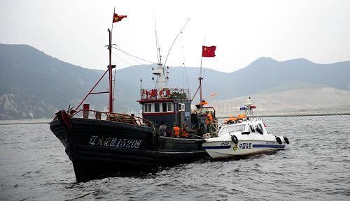 大连海警为"达沃斯"护航