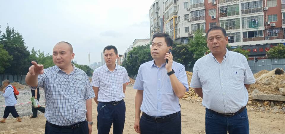 这个时候的区长史燚跟副区长赵少雄又又又带领着相关部门的"头头脑脑