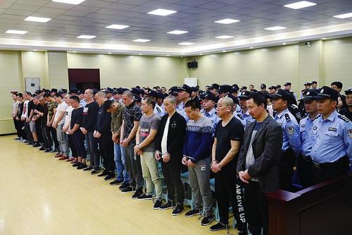 舒城19人涉黑,昨在法院领刑