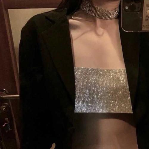 你有没有收集吊带锁骨半身女生头像图片啊,类似这样的.