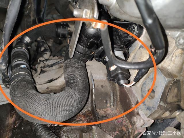 发动机后方会释放出一些空间,借此机会维修师傅开始对暖风水管底座