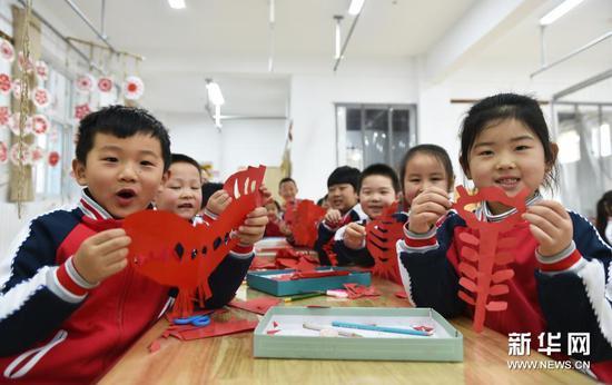 在河南省洛阳市孟津县第二县直幼儿园,小朋友们展示自己制作的剪纸