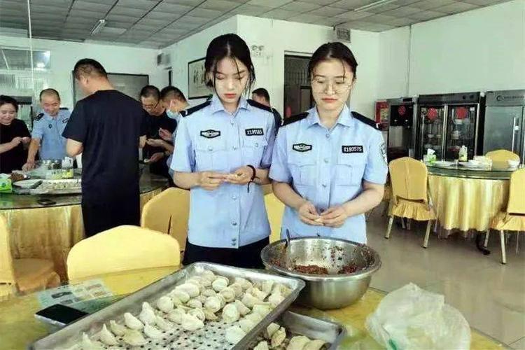 新安监狱警务保障大队开展包饺子活动暖人心