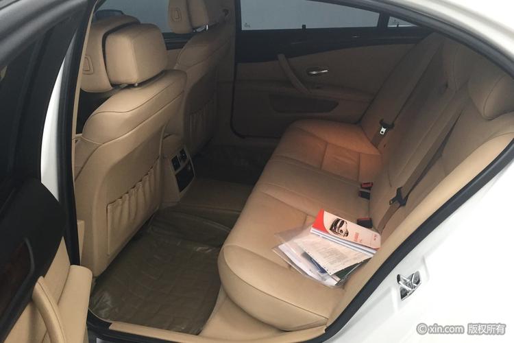 宝马5系后排座椅
