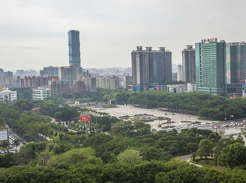 长安广场位于东莞市长安镇中心的二环路与体育路,长青路的交汇处,与