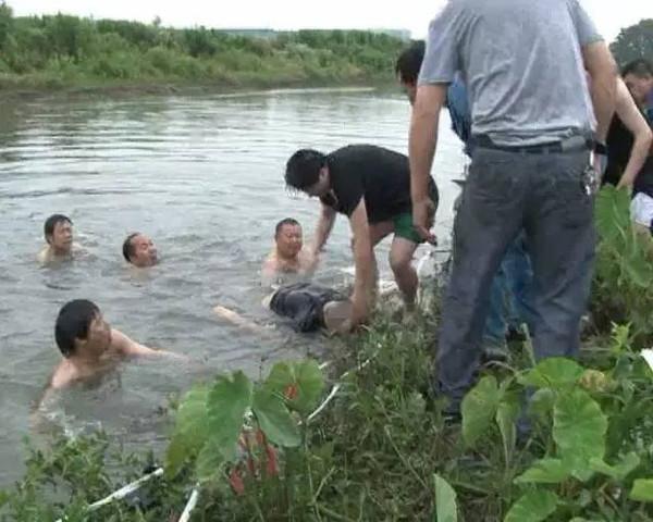 萧山广播电视台mp06-20 18:29 大 △打捞溺水男子 据现场落水男子的