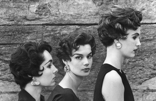 50年代上半期很流行一种贵宾犬发型(the poodle cut), 卷卷又小又密