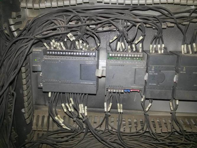 西门子200plc 加em235怎么控制变压器电机无极变速的?