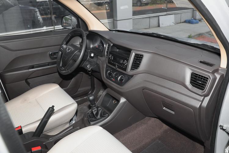 五菱宏光v内饰车身动力