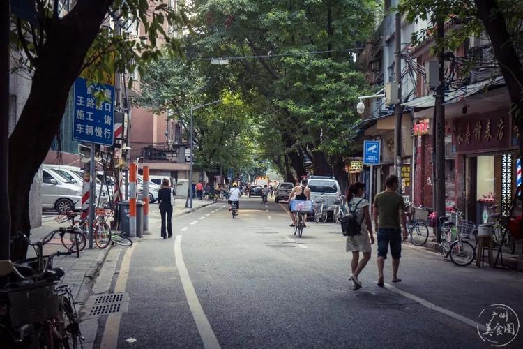 荔湾窄巷里看似不起眼的小店,环境服务很一般,但依旧有很多人慕名而来