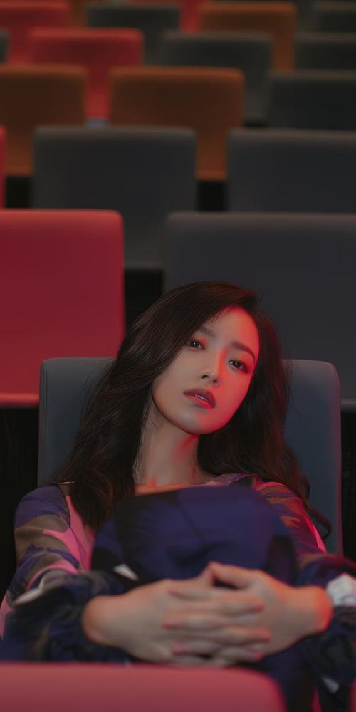 倪妮写真美图:美丽大方,性感迷人