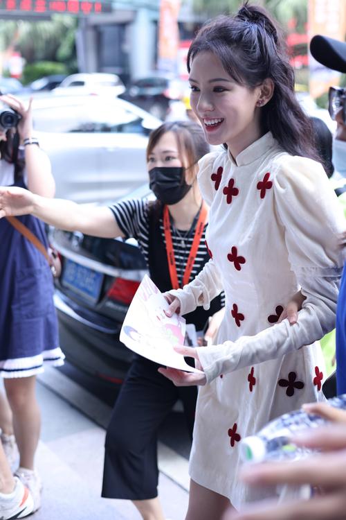 1/ 12 2021年7月28日,长沙,张予曦参加芒果tv直播的上班图曝光,她穿