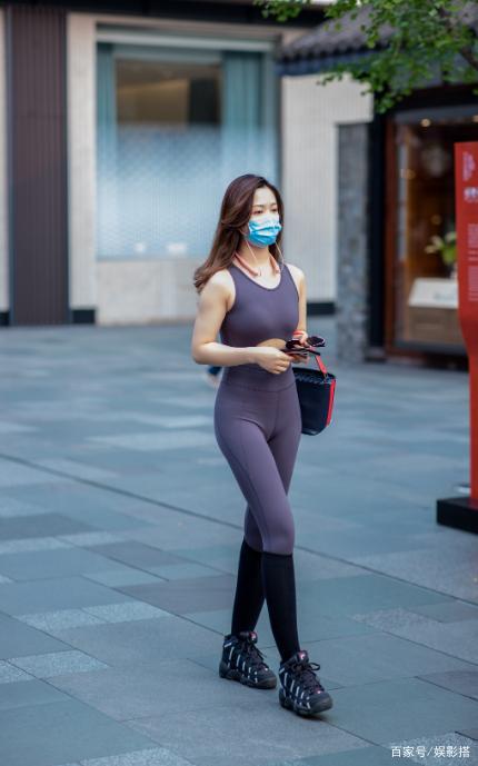 街拍:人间尤物,凹凸有致的身材,应该没人反对我的意见