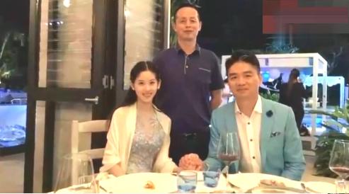 "奶茶妹妹"父亲近照曝光,父女俩真的很像,与刘强东合影很随和