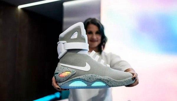 1,中国李宁韦德之道4"猴年"配色(400万美元)2,nike air mag(20万美元)