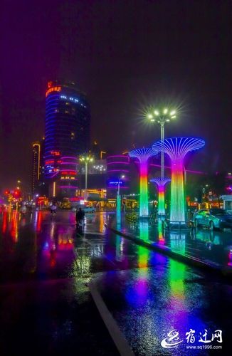 泗洪:雨中夜景似油画