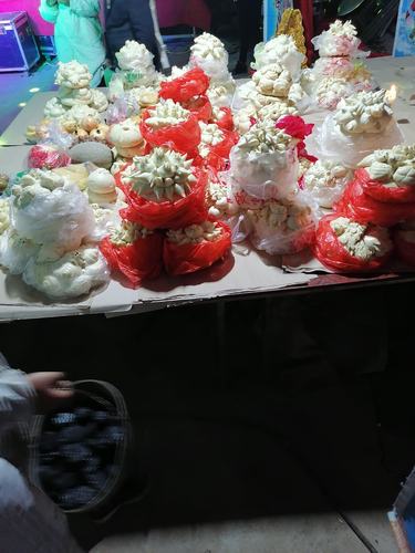 各家主要亲戚除送花圈外,达还拿有好大的花馍和各和种贡品.