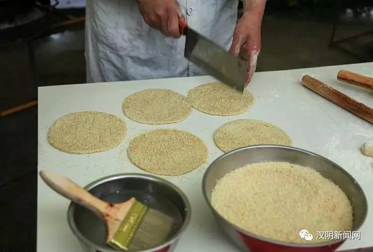 来自蒲溪及周边乡镇的炕炕馍制作高手参赛,现场展示精湛,专业的炕炕馍