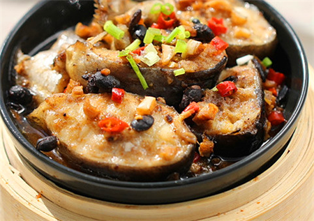 豆豉蒸鮰鱼鮰鱼鳔肥厚,晒干后即为名贵河鲜,旧时酒家的"蟹粉鮰肚"是一