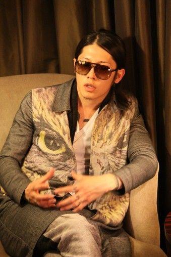 视觉系歌手miyavi携新专辑抵沪开唱 12月2日,日本视觉摇滚歌手miyavi