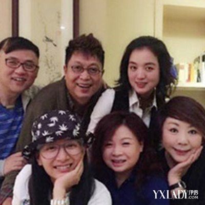 王为念离婚了,有一个儿子在国外,王芳也结婚了,有一个女儿.