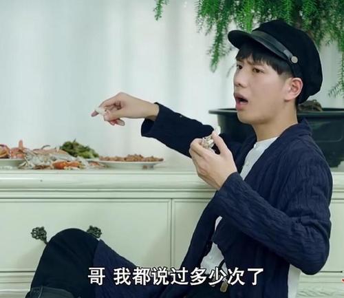 纪向宁饰演的罗诚是罗浮生收养的义弟,一出去就像罗浮生的小尾巴,罗诚