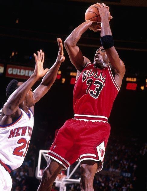 乔丹后仰投篮太厉害,后辈争相模仿,科比这招用得最帅