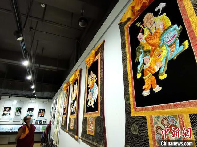 现场展示上千件"非遗"青绣作品,并邀民众上手体验传统文化魅力