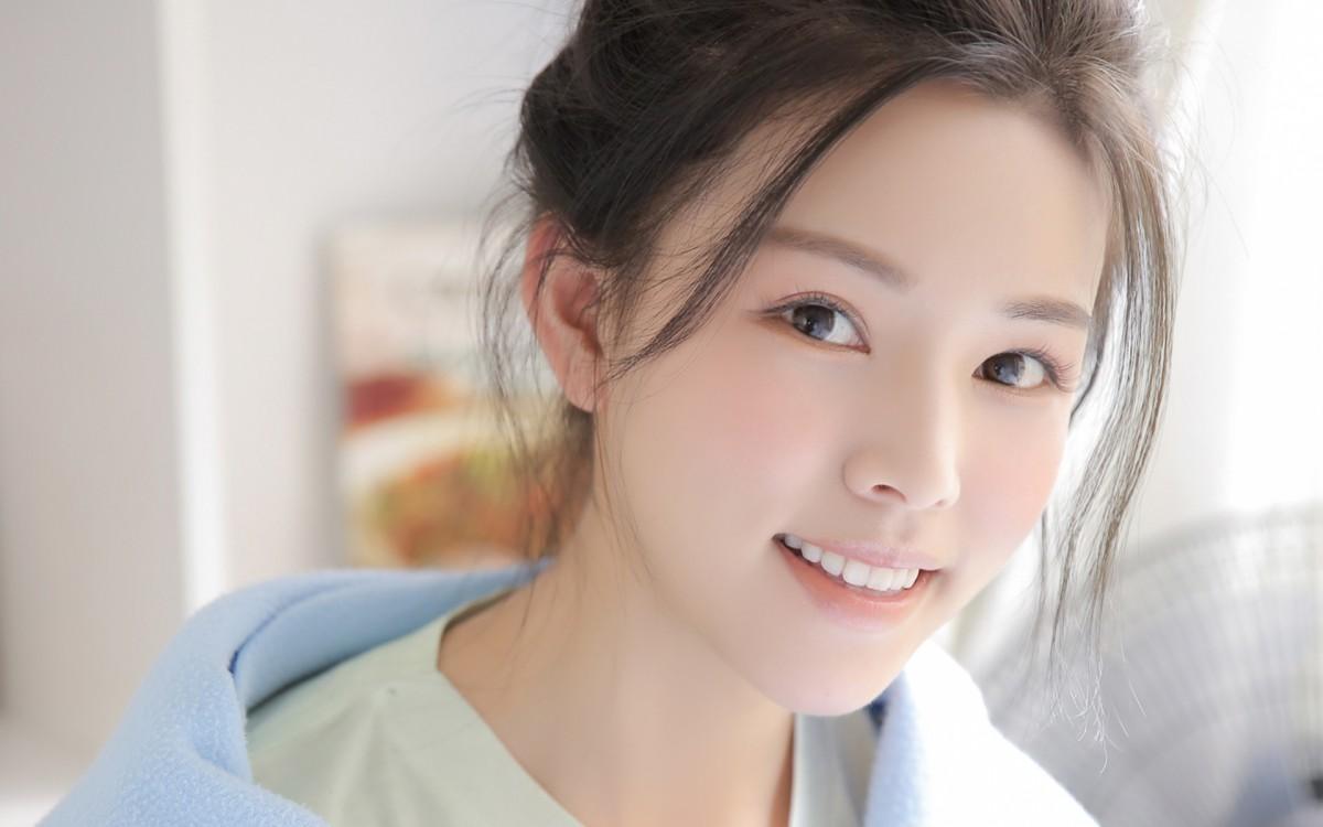笑容甜美的白皙美女图片-美女壁纸-高清美女图片-第4