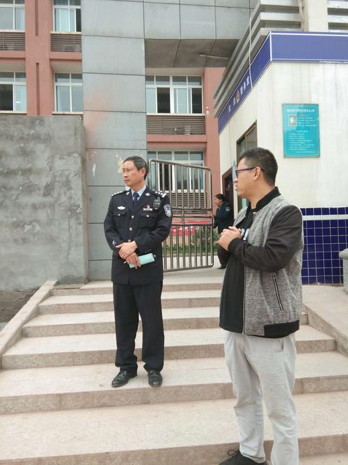 2018年10月30日丰都县公安局交警大队到水天坪学校实地考察交通隐患