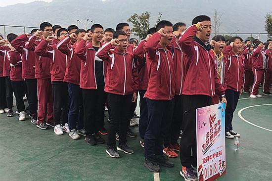 涪陵五中2019年备战中考动员活动中学生宣誓.通讯员 王小波 摄