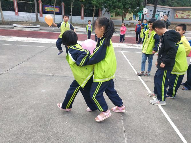 背靠背夹气球,锻炼了团结精神