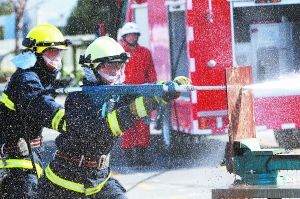 "水枪"15秒射穿钢板灭火