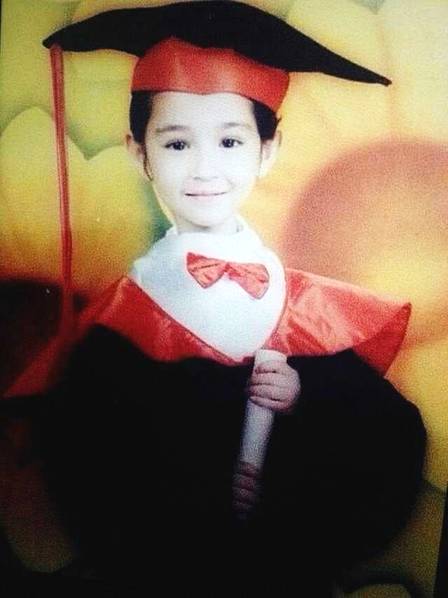 一舞成名!新疆女孩哈妮克孜童年照曝光像极洋娃娃