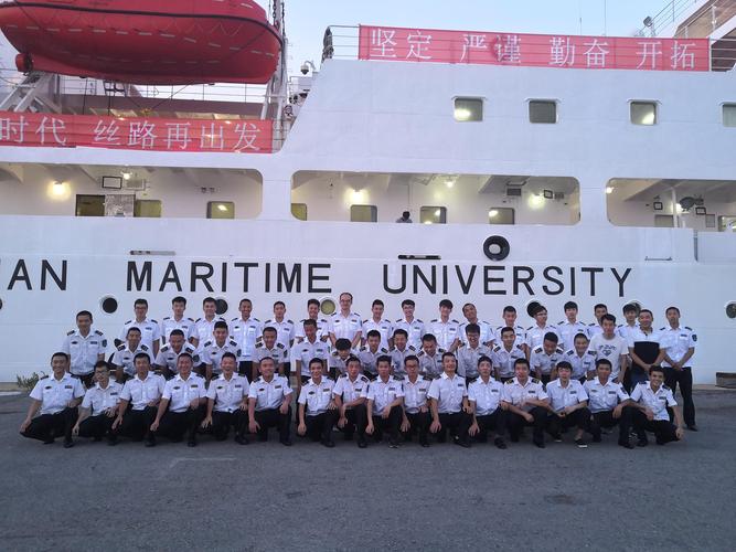 老师,学生在大连海事大学"育鲲号"上进行认知实习