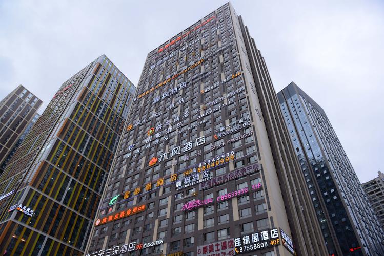 在位于贵州省贵阳市花果园的一栋楼房外墙上,挂满了数十家酒店的广告