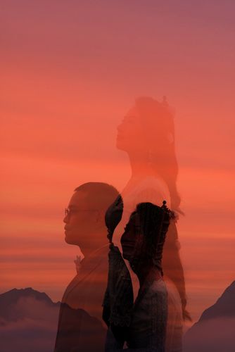 我跨越山河大海,也跨越人山人海