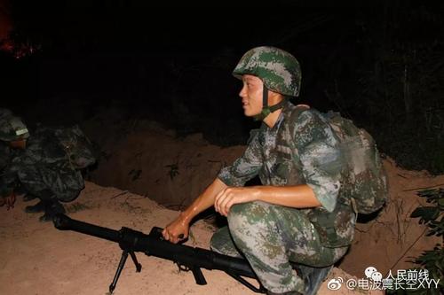 73军某旅夜训中的11式狙击榴弹发射器