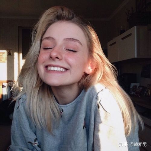 求一个和下面爱笑欧美女生配对的情侣头像